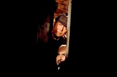 Without a Clue: Detrás de cada gran detective, hay un ayudante que hace todo el trabajo.