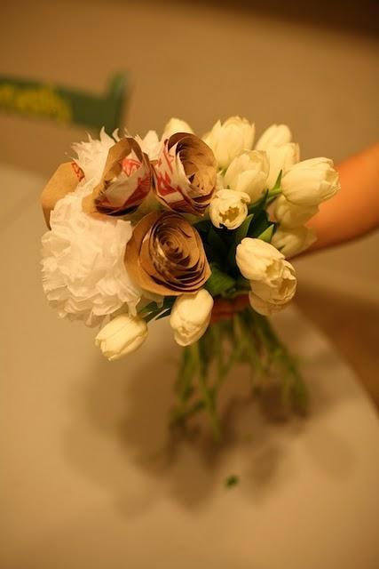 Un ramo de flores con una bolsa de papel