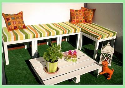 El banco de terraza de haruki con mesas lack