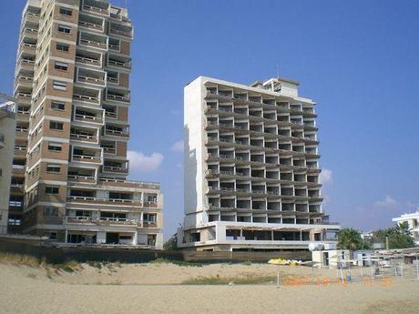 Crumbling hotels in Varosha - Foto: Wikipedia