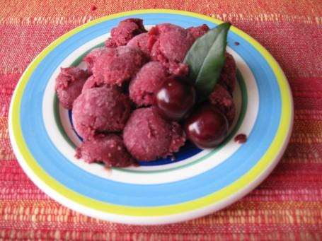 Bolitas de helado de cereza