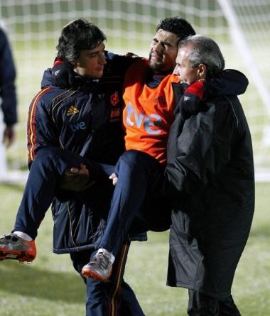 June 26, 2010 - Potchefstroom, South Africa - epa02224575 Spain  s defender Ra  l Albiol (C) is carried away by team doctor Oscar Celada (R) and physiotherapist Fernando Gal  n (L) after being injured during the trainning session held by the team in Potchefstroom, South Africa on 16 June 2010. Spain faces Portugal in the FIFA 2010 World Cup round of 16 soccer match on June 29.