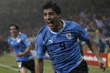 Uruguay's Luis Suarez celebrates his second goal with team mates during their 2010 World Cup second round match against South Korea in Port Elizabeth June 26, 2010.     REUTERS/Yves Herman (SOUTH AFRICA - Tags: SPORT SOCCER WORLD CUP)