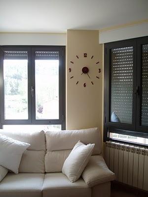 El reloj de pared de cartón pluma de Merce