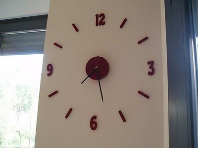 El reloj de pared de cartón pluma de Merce