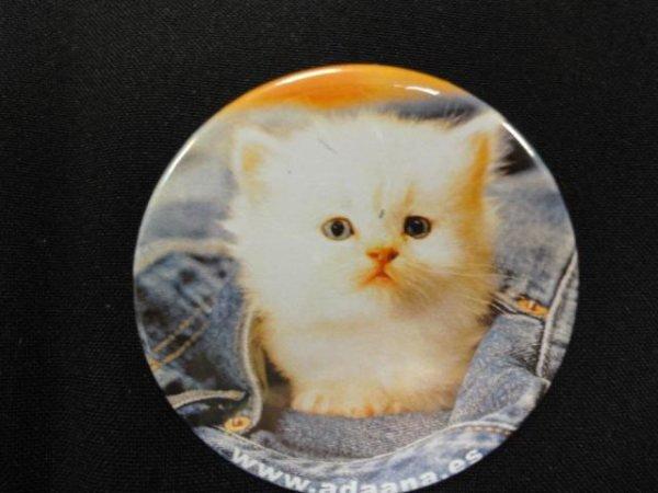 Chapas a favor de los perritos de Adaana