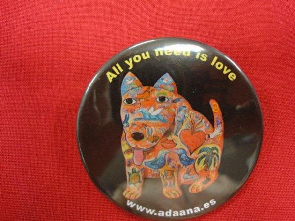 Chapas a favor de los perritos de Adaana
