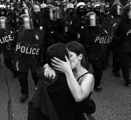 El beso que desafió la represión en Toronto.