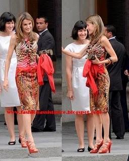 Dña. Letizia, con un vestido multicolor, recibe en Zarzuela. El look de la Princesa