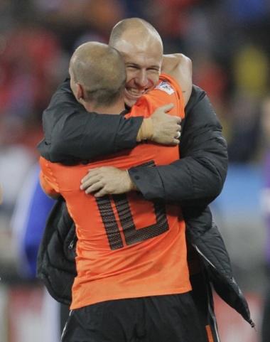 Netherlands' goal scorers, Wesley Sneijder (10) and Arjen Robben, celebrate after their 2010 World Cup second round soccer match against Slovakia at Moses Mabhida stadium in Durban June 28, 2010. REUTERS/Michael Kooren (SOUTH AFRICA - Tags: SPORT SOCCER WORLD CUP)