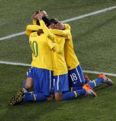 Brazil's Robinho (obscured C) celebrates with team mates Kaka (L), Ramires (R) and Luis Fabiano after scoring a goal during a 2010 World Cup second round soccer match against Chile at Ellis Park stadium in Johannesburg June 28, 2010.  REUTERS/Kim Kyung-Hoon (SOUTH AFRICA - Tags: SPORT SOCCER WORLD CUP)