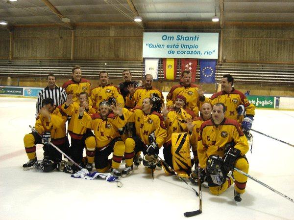 Hockey Hielo: Los veteranos del CH Madrid, si que son profetas en su tierra .