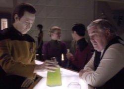 Imagen de «La Nueva Generación» que muestra a Data y Scotty con una bebida verde en la cantina del Enterprise