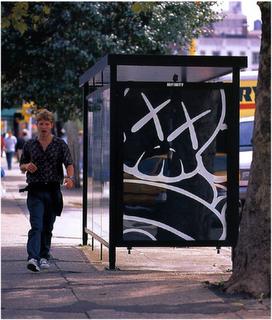 KAWS DEL ARTE EN LA CALLE A LA BOTELLA