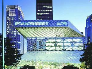 Biblioteca de Seatle. De 2004, una de las obras más premidas de Koolhaas. Un espiral interior permite guardar unos 780.000 libros.