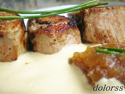 DADOS DE SOLOMILLO RELLENOS DE CEBOLLA CARAMELIZADA CON SALSA DE MOSTAZA DADOS DE SOLOMILLO RELLENOS DE CEBOLLA CARAMELIZADA CON SALSA DE MOSTAZA