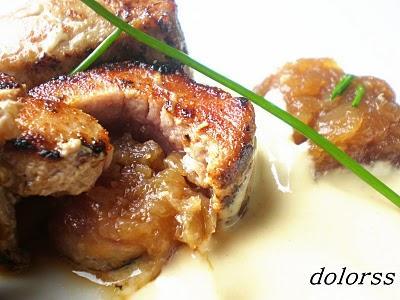 DADOS DE SOLOMILLO RELLENOS DE CEBOLLA CARAMELIZADA  CON SALSA DE MOSTAZA