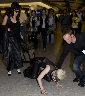 El tropezón de Lady Gaga en el aeropuerto de Heathrow