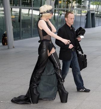 El tropezón de Lady Gaga en el aeropuerto de Heathrow