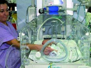 UNA BEBÉ AFERRÁNDOSE A LA VIDA