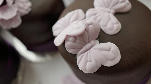Mini tartas de Red velvet cubiertas por crema de queso y chocolate blanco y forradas con fondant de chocolate negro