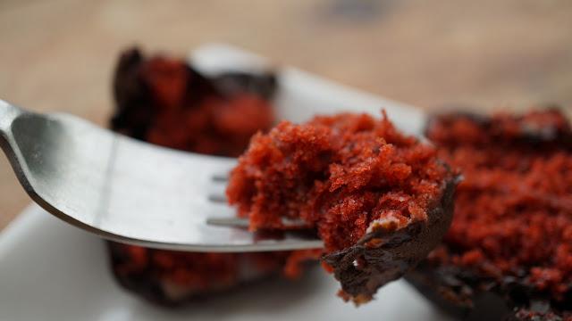 Mini tartas de Red velvet cubiertas por crema de queso y chocolate blanco y forradas con fondant de chocolate negro