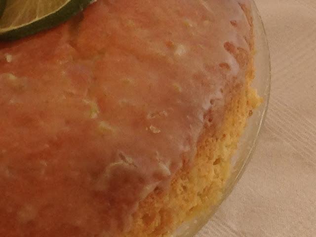 Tarta de gin tonic con glaseado de ginebra y lima