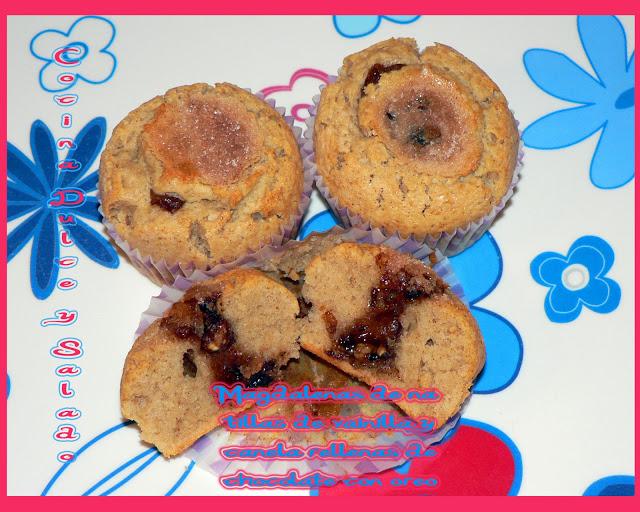 Magdalenas de natillas de vainilla y canela rellenas de chocolate con oreo.