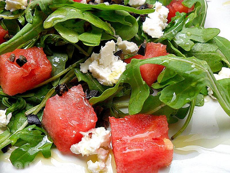 Ensalada de rúcula con sandia y queso