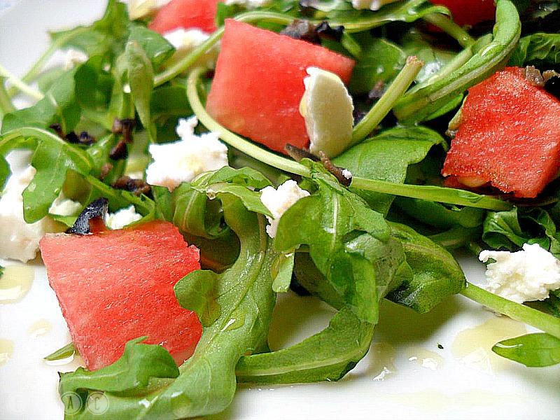 Ensalada de rúcula con sandia y queso