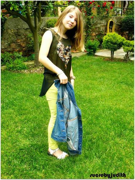 TWO LOOKS AND A PRESENTATION TWO LOOKS AND A PRESENTATION