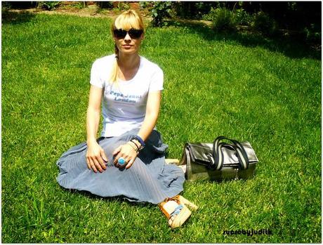 TWO LOOKS AND A PRESENTATION TWO LOOKS AND A PRESENTATION