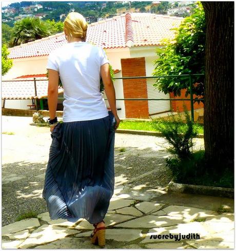 TWO LOOKS AND A PRESENTATION TWO LOOKS AND A PRESENTATION