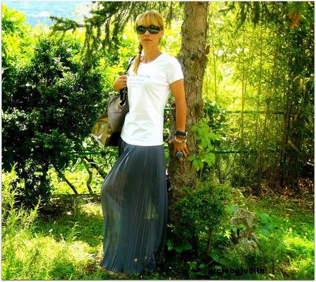 TWO LOOKS AND A PRESENTATION TWO LOOKS AND A PRESENTATION