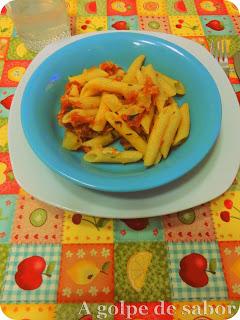 Penne con calabacín, tomate y mascarpone