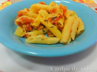 Penne con calabacín, tomate y mascarpone
