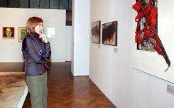 Una mujer observa el 3 de marzo de 2004 una obra del artista austríaco Otto Muehl en Viena