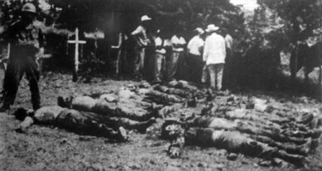 Los cadáveres de los expedicionarios asesinados, tendidos en el Cementerio local de Cabonico