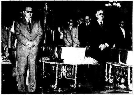 El presidente Manuel Urrutia y el expresidente Carlos Prío haciendo guardia de honor a los restos de los mártires durante una ceremonia en el Capitolio Nacional tras el triunfo de la Revolución.