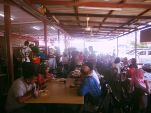 Restaurante malayo en Penang donde cada familia come a su manera