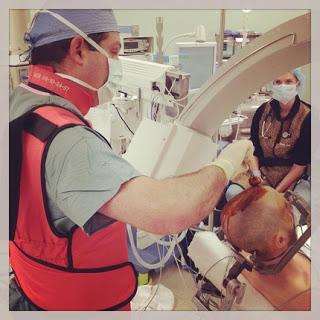 PACIENTE TOCA LA GUITARRA MIENTRAS LE OPERAN EL CEREBRO. VÍDEO