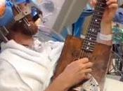 Paciente toca guitarra mientras operan cerebro. vídeo