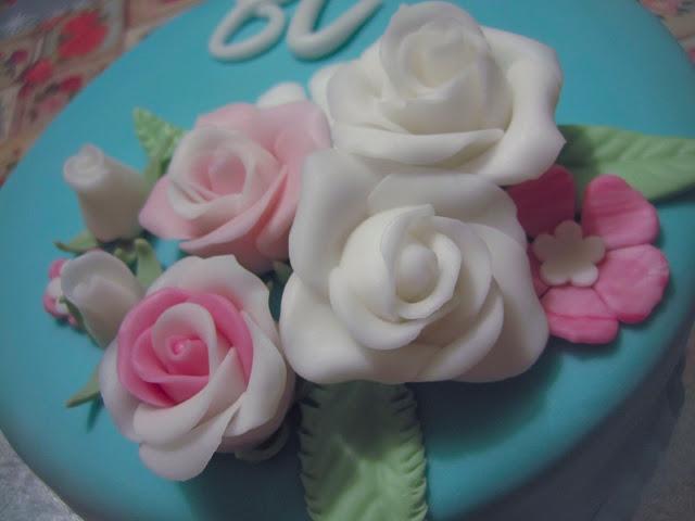 TARTA DECORADA CON ROSAS