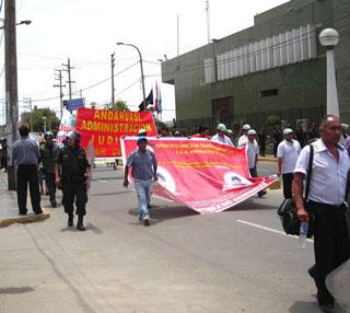 Tensión en el norte chico: MAS DE 700 TRABAJADORES DE ANDAHUASI SE SITÚAN EN EL FRONTIS DEL PODER JUDIAL DE HUAURA…