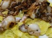 Chipirones encebollados sobre nido raviolis