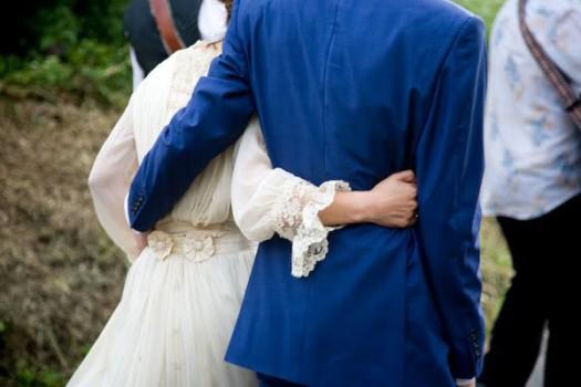 novio vestido de azul vibrante