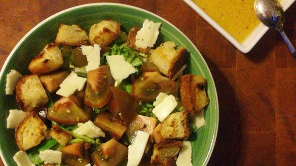 ensalada de tomate kumato y pan de ajo