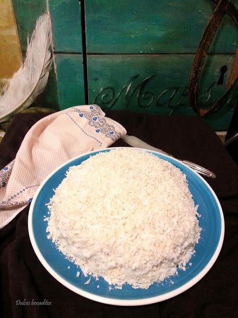 PASTEL DE COCO CON FROSTING VEGANO
