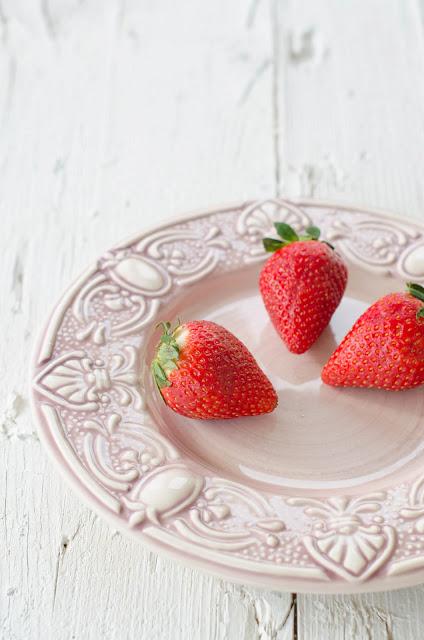 Merengue de fresas, frambuesas y chocolate