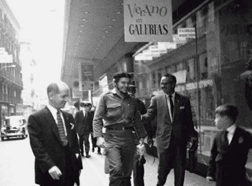 El famoso revolucionario realiza unas compras durante una de sus tres estancias en Madrid